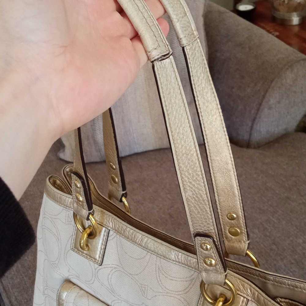Coach bag medium size beautiful condition gold details. - Picture 5 of 9